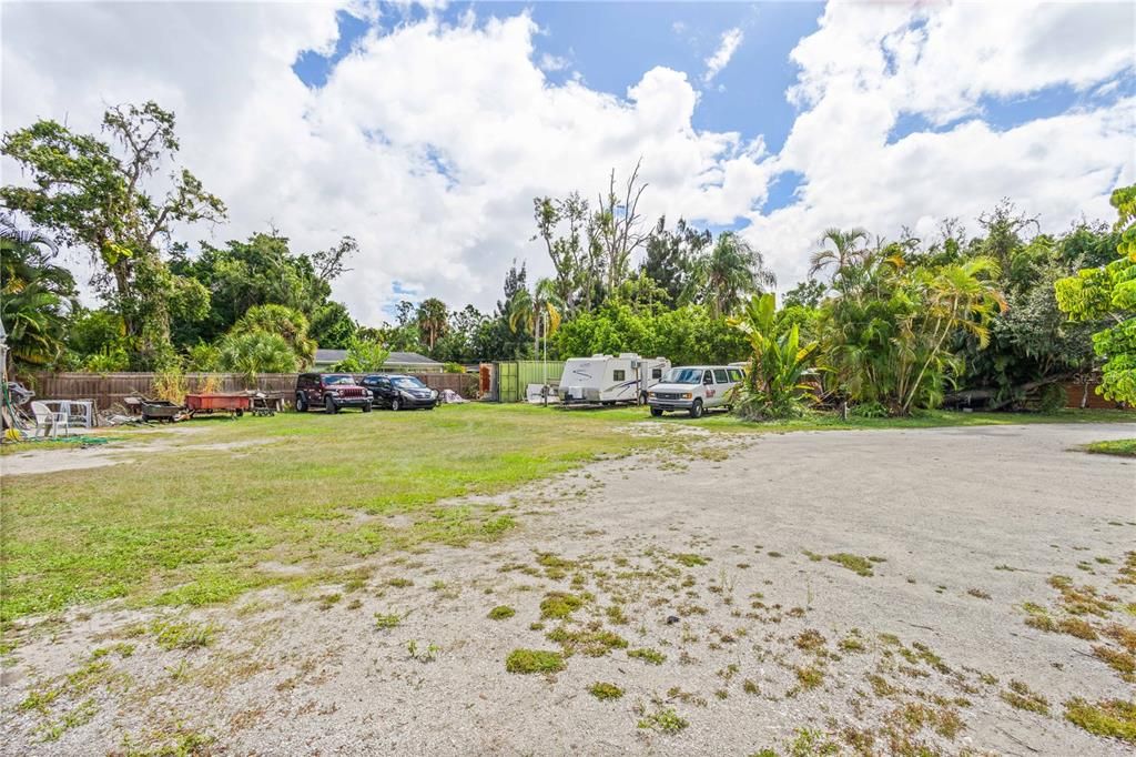 Под контрактом: $649,000 (3 спален, 2 ванн, 2264 Квадратных фут)