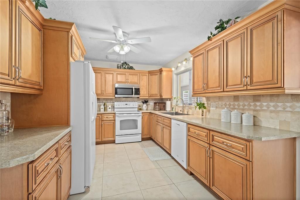 Под контрактом: $649,000 (3 спален, 2 ванн, 2264 Квадратных фут)