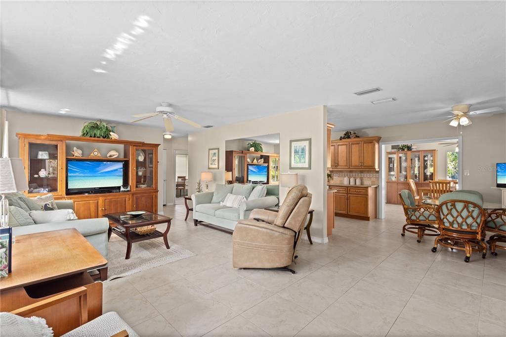 Под контрактом: $649,000 (3 спален, 2 ванн, 2264 Квадратных фут)