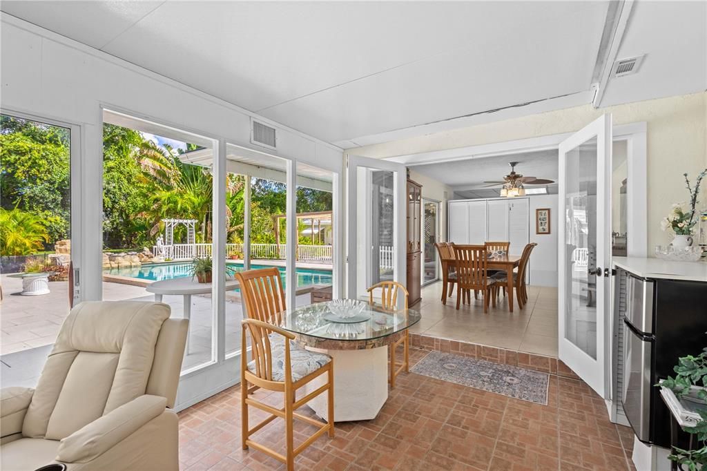 Под контрактом: $649,000 (3 спален, 2 ванн, 2264 Квадратных фут)