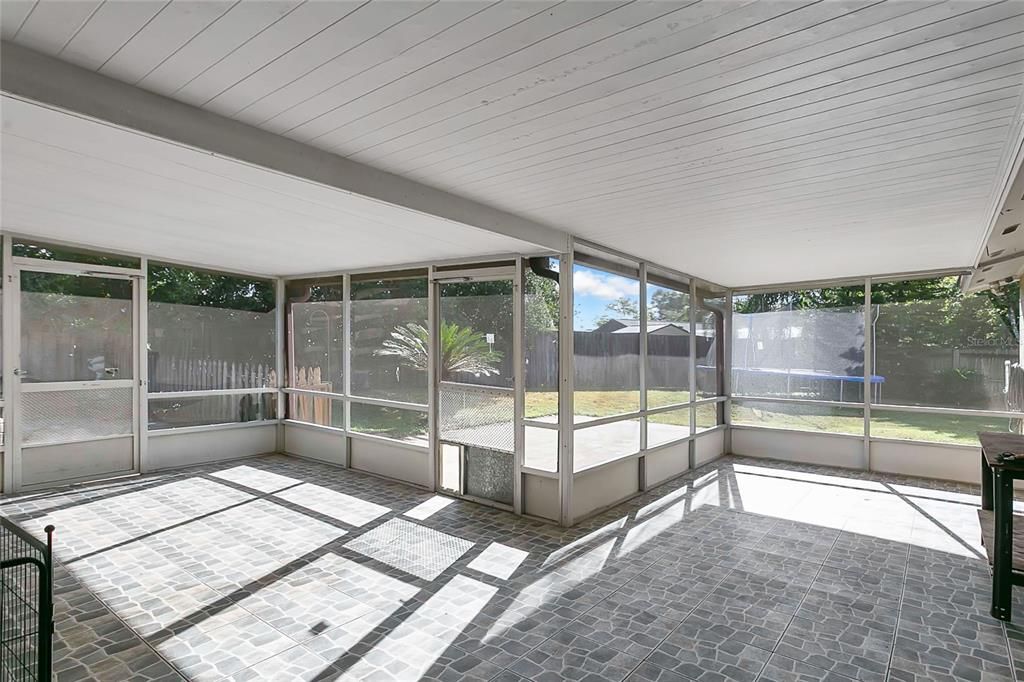 Activo con contrato: $420,000 (4 camas, 2 baños, 1611 Pies cuadrados)