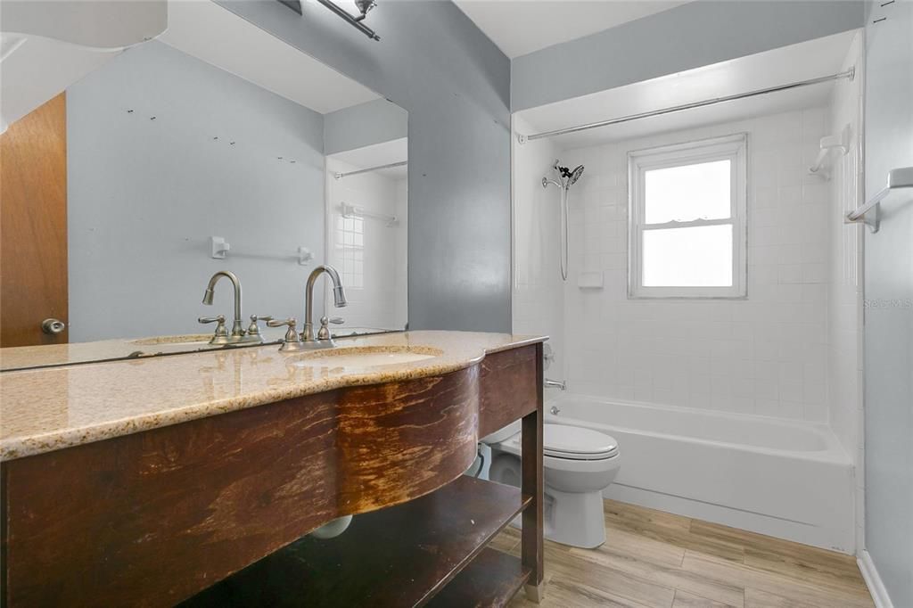 Activo con contrato: $420,000 (4 camas, 2 baños, 1611 Pies cuadrados)