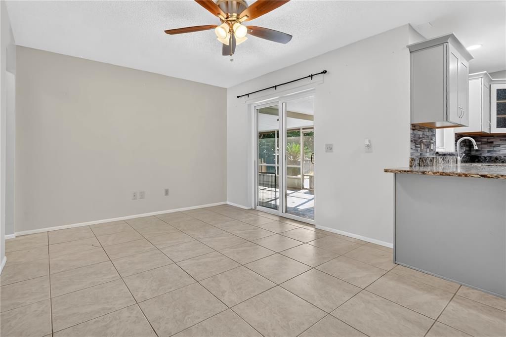 Activo con contrato: $420,000 (4 camas, 2 baños, 1611 Pies cuadrados)