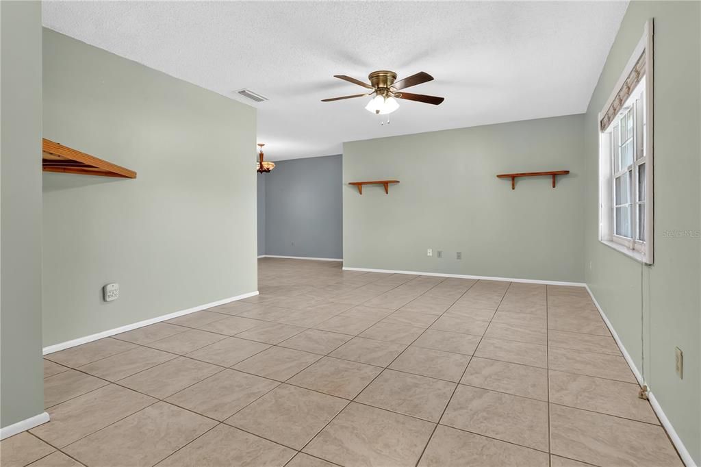 Activo con contrato: $420,000 (4 camas, 2 baños, 1611 Pies cuadrados)