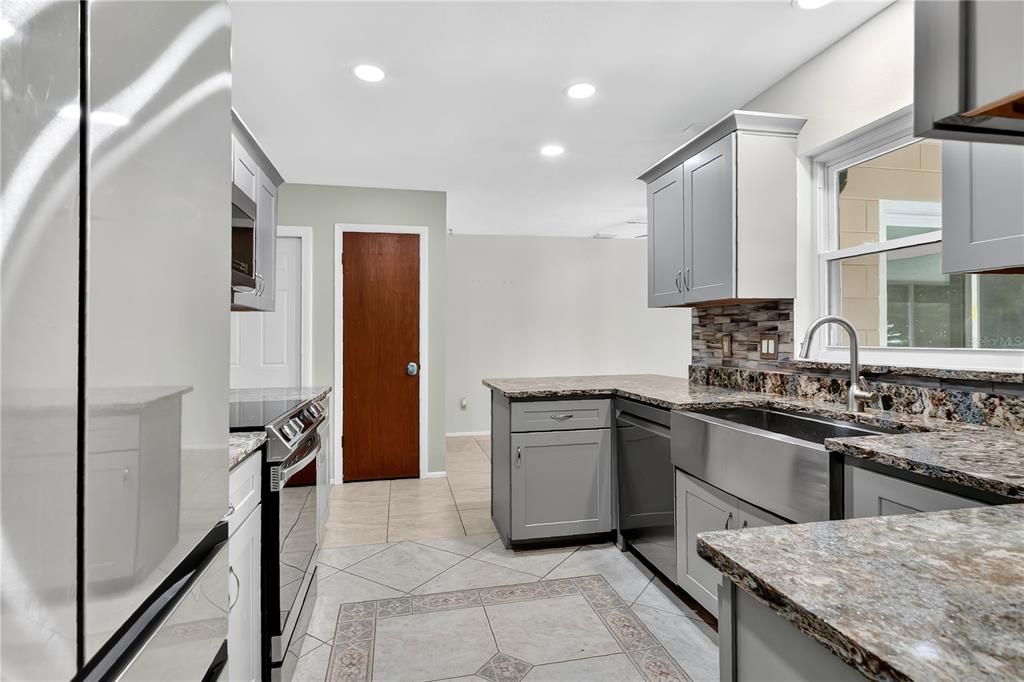 Activo con contrato: $420,000 (4 camas, 2 baños, 1611 Pies cuadrados)