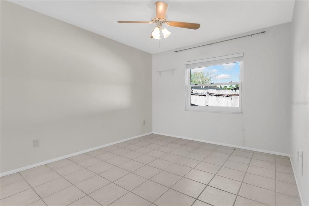 Activo con contrato: $420,000 (4 camas, 2 baños, 1611 Pies cuadrados)