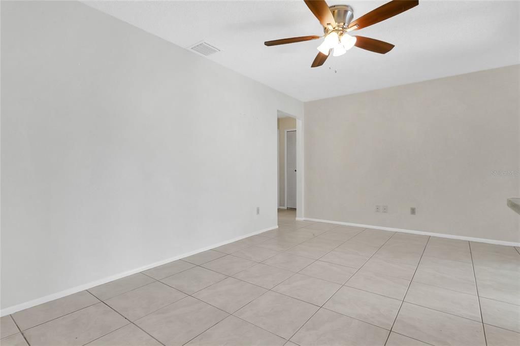 Activo con contrato: $420,000 (4 camas, 2 baños, 1611 Pies cuadrados)