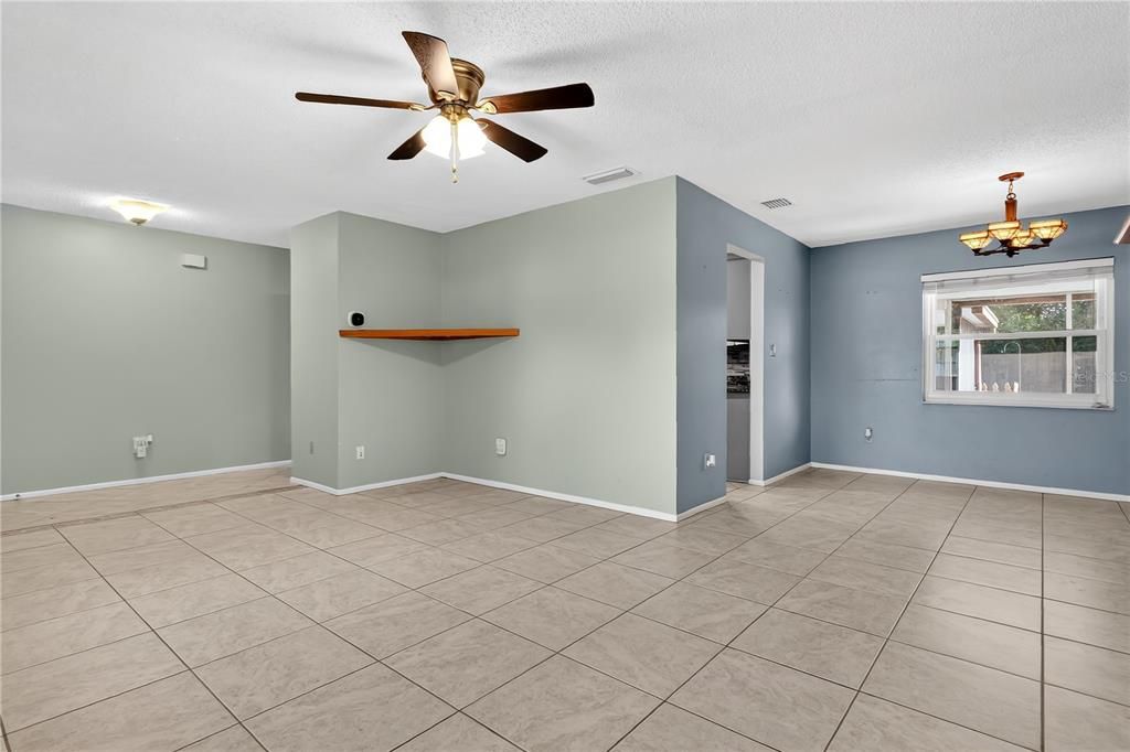 Activo con contrato: $420,000 (4 camas, 2 baños, 1611 Pies cuadrados)