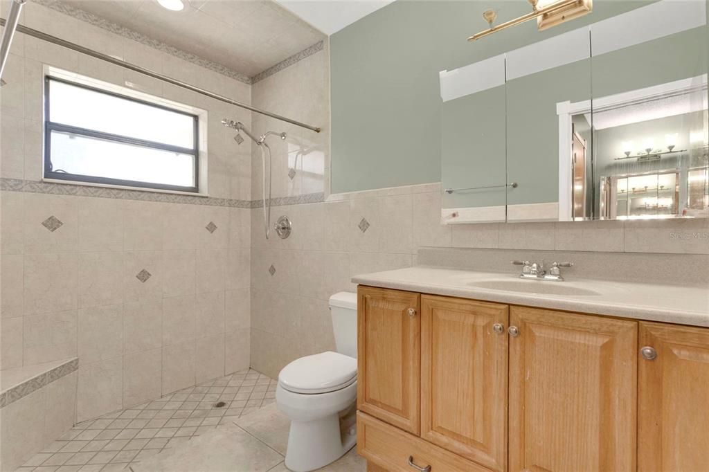 Activo con contrato: $420,000 (4 camas, 2 baños, 1611 Pies cuadrados)