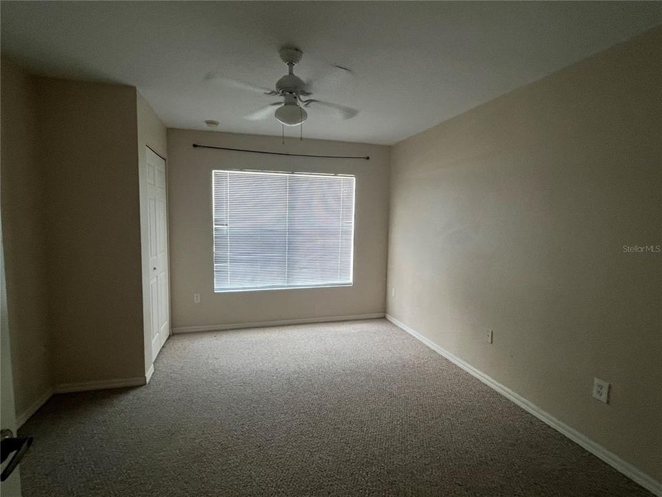 合同活跃: $1,900 (3 贝兹, 2 浴室, 1296 平方英尺)