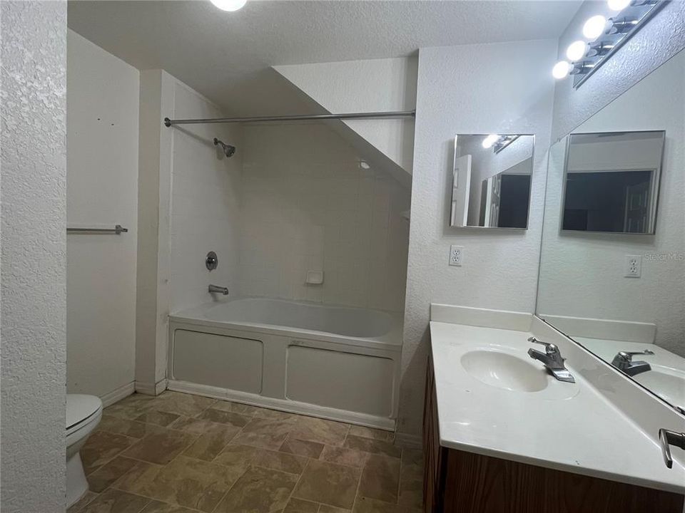 合同活跃: $1,900 (3 贝兹, 2 浴室, 1296 平方英尺)