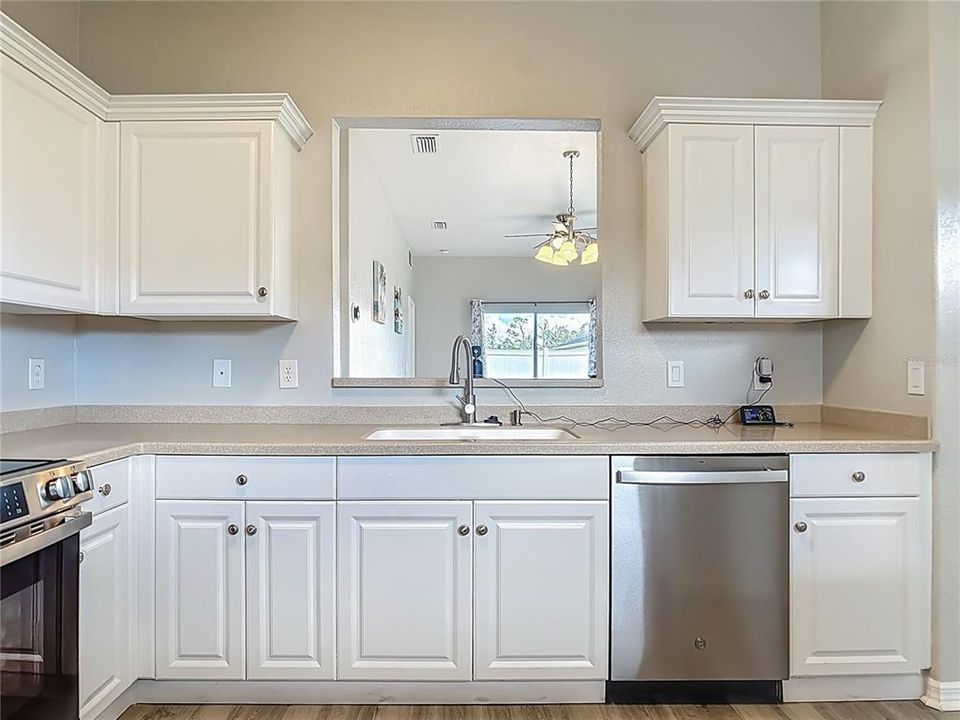 Active With Contract: $219,500 (3 beds, 2 baths, 1043 Square Feet)