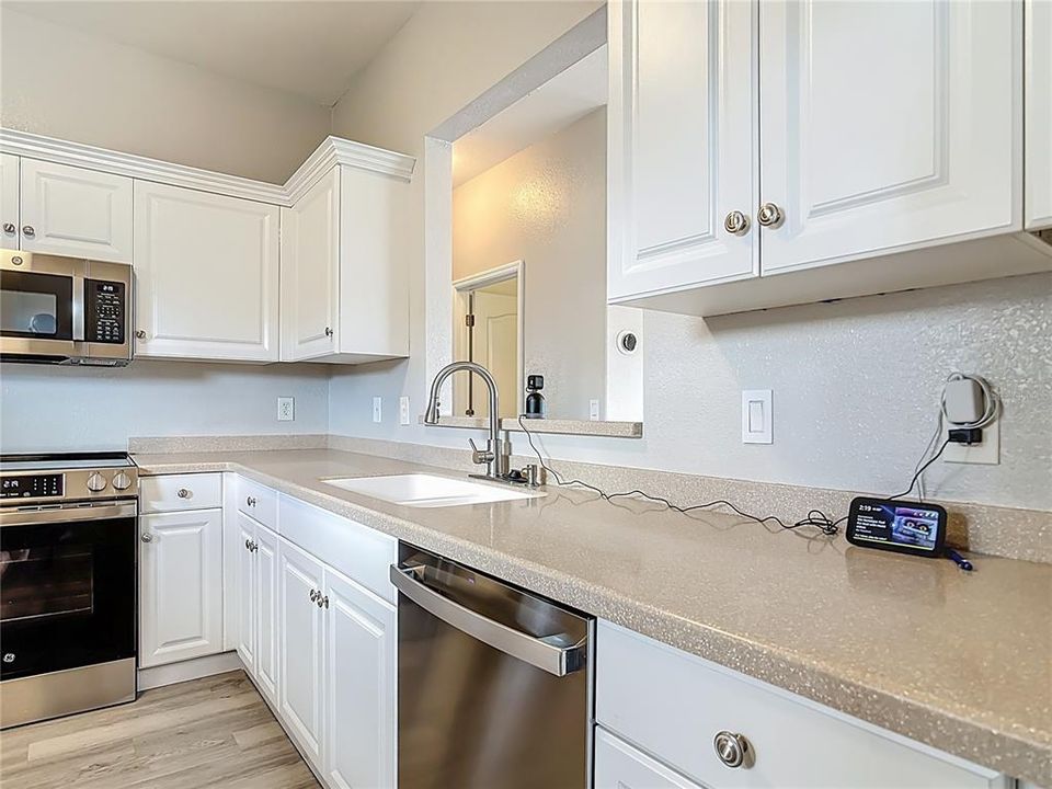 Active With Contract: $219,500 (3 beds, 2 baths, 1043 Square Feet)