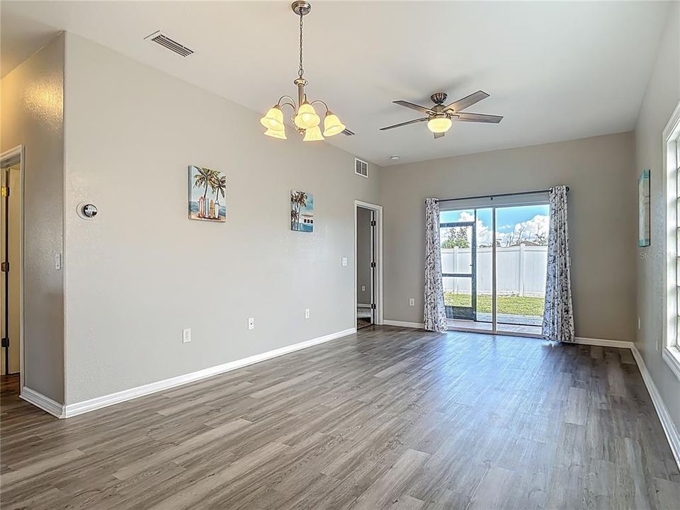 Active With Contract: $219,500 (3 beds, 2 baths, 1043 Square Feet)