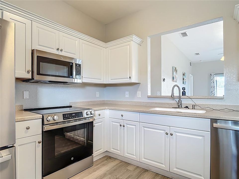 Active With Contract: $219,500 (3 beds, 2 baths, 1043 Square Feet)