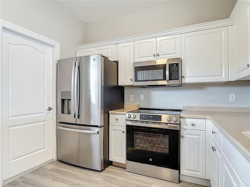 Active With Contract: $219,500 (3 beds, 2 baths, 1043 Square Feet)