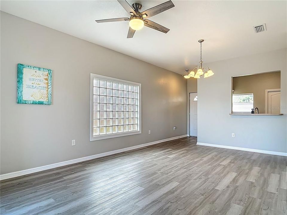 Active With Contract: $219,500 (3 beds, 2 baths, 1043 Square Feet)