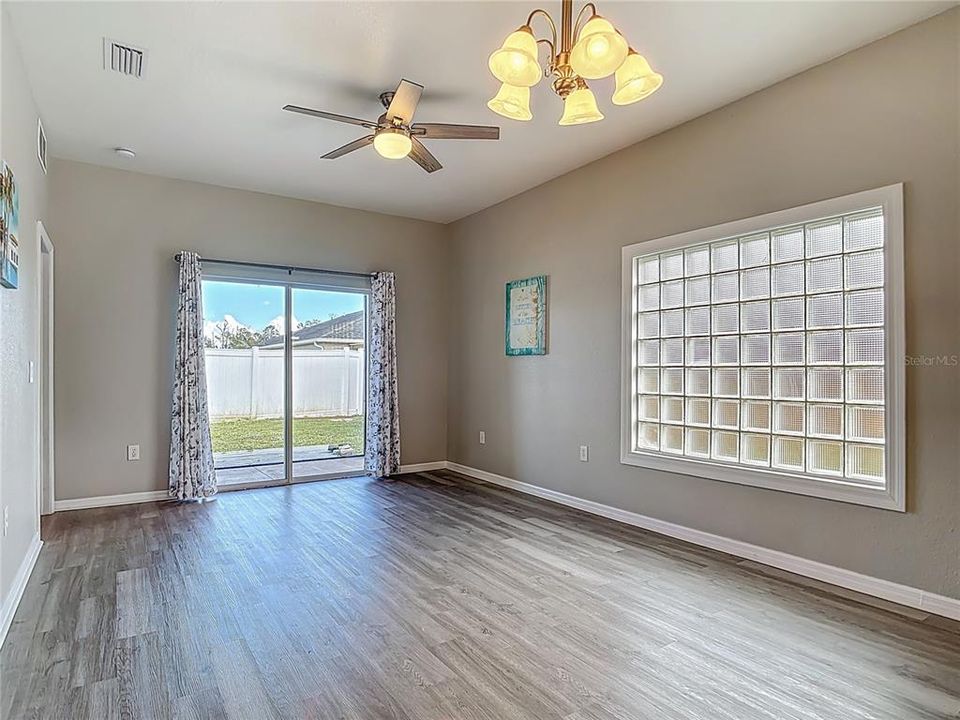 Active With Contract: $219,500 (3 beds, 2 baths, 1043 Square Feet)