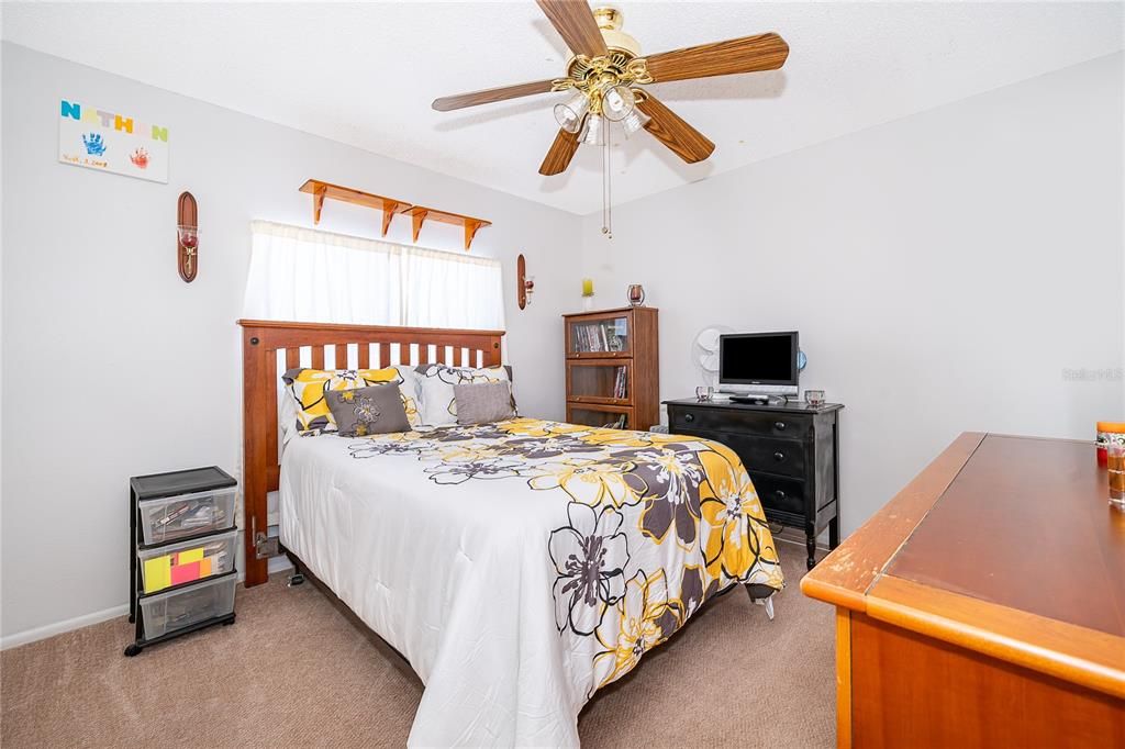 Activo con contrato: $389,900 (3 camas, 2 baños, 1648 Pies cuadrados)