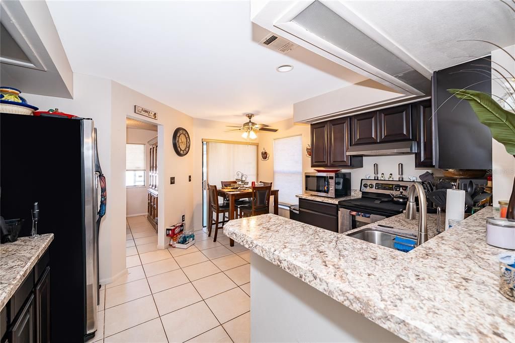 Activo con contrato: $389,900 (3 camas, 2 baños, 1648 Pies cuadrados)