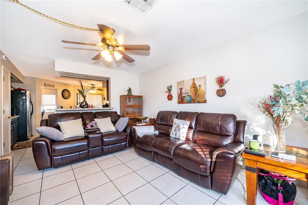 Activo con contrato: $389,900 (3 camas, 2 baños, 1648 Pies cuadrados)