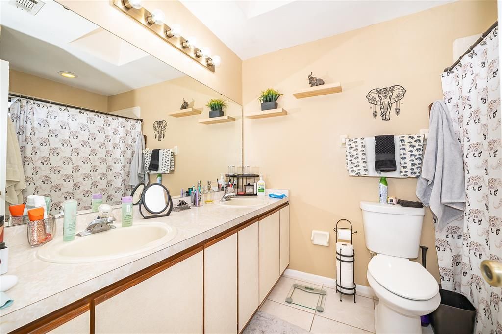 Activo con contrato: $389,900 (3 camas, 2 baños, 1648 Pies cuadrados)