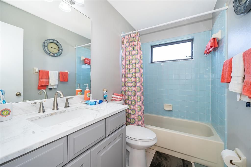 Activo con contrato: $389,900 (3 camas, 2 baños, 1648 Pies cuadrados)