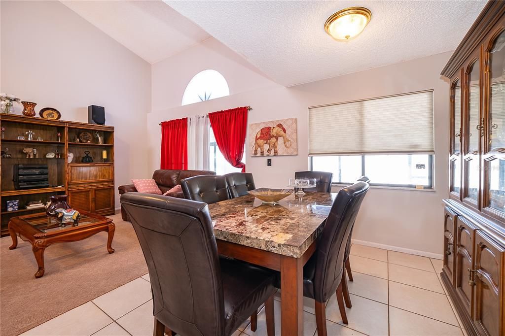 Activo con contrato: $389,900 (3 camas, 2 baños, 1648 Pies cuadrados)