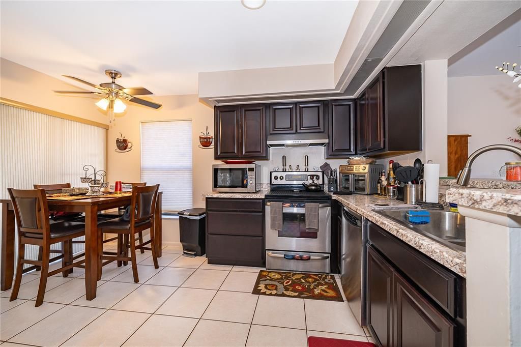 Activo con contrato: $389,900 (3 camas, 2 baños, 1648 Pies cuadrados)