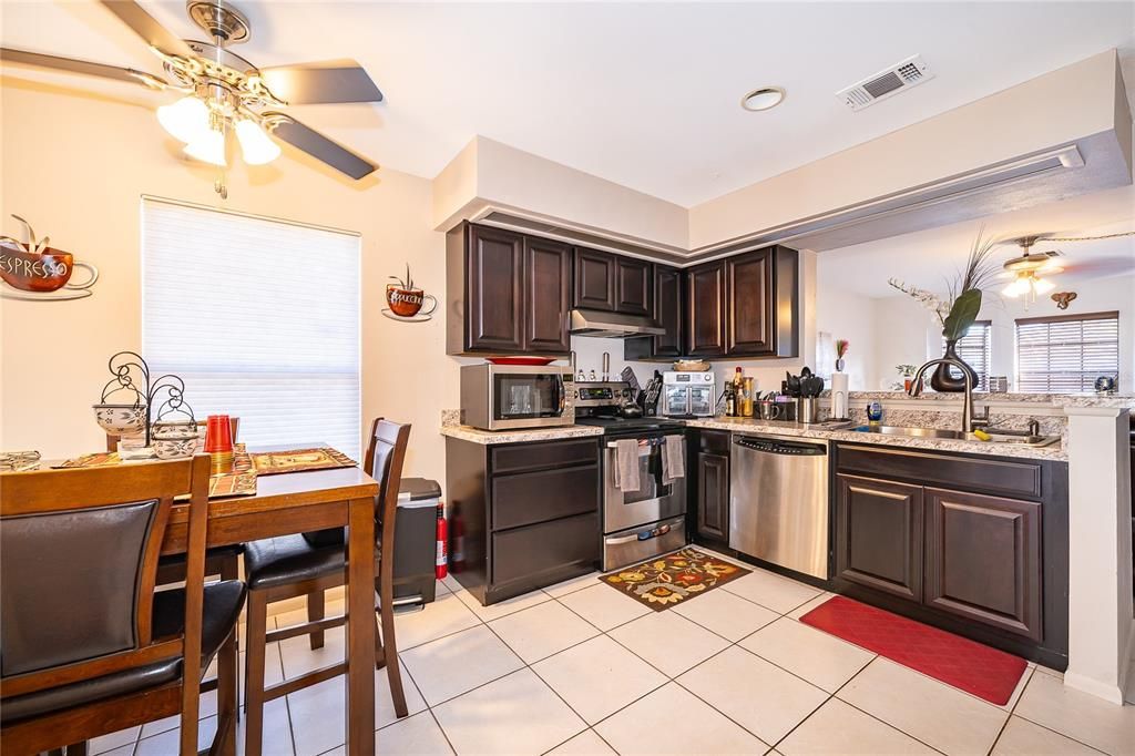 Activo con contrato: $389,900 (3 camas, 2 baños, 1648 Pies cuadrados)