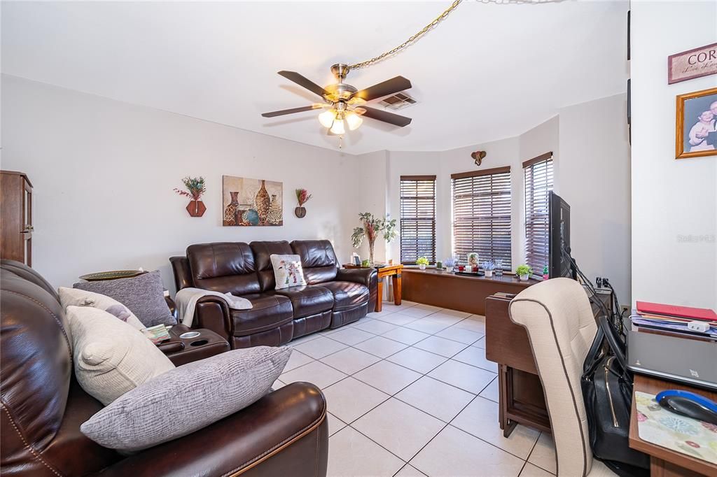 Activo con contrato: $389,900 (3 camas, 2 baños, 1648 Pies cuadrados)