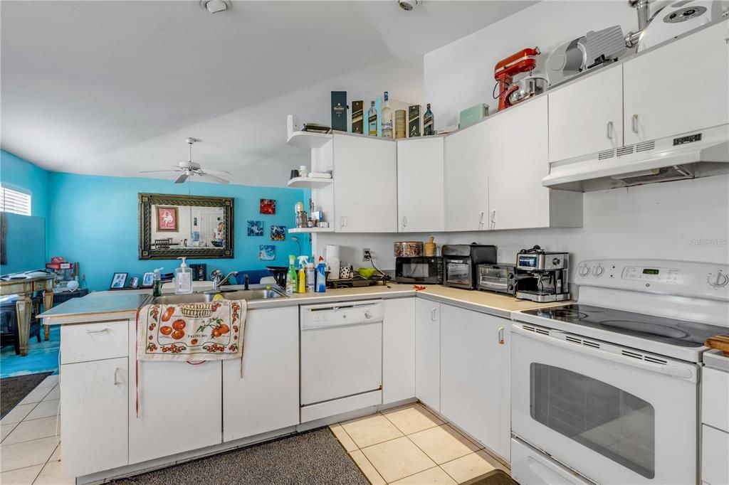 For Sale: $320,000 (2 beds, 2 baths, 980 Square Feet)