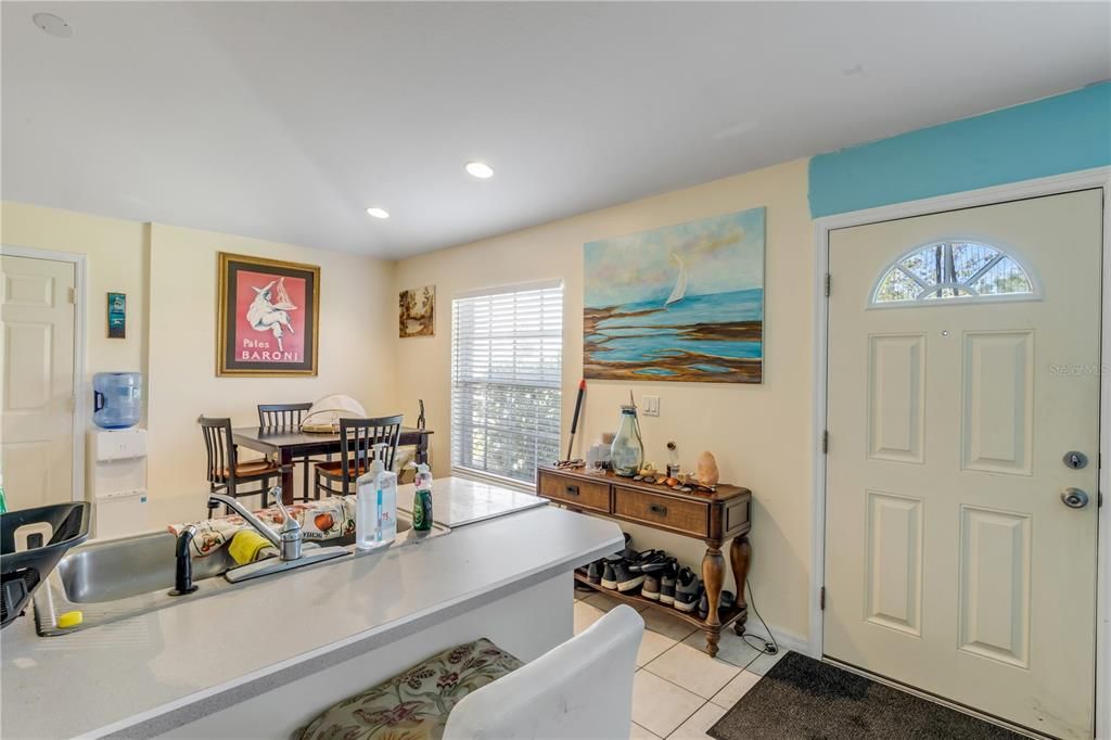 For Sale: $320,000 (2 beds, 2 baths, 980 Square Feet)