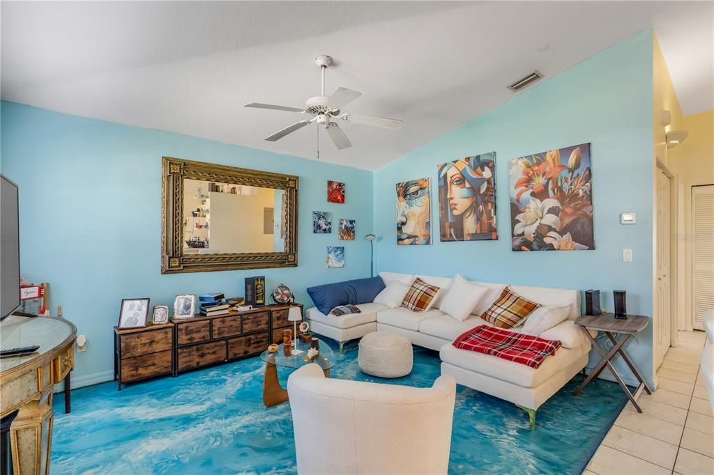 For Sale: $320,000 (2 beds, 2 baths, 980 Square Feet)