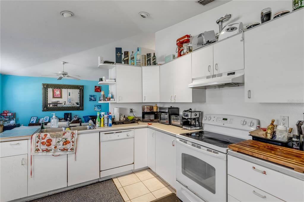 For Sale: $320,000 (2 beds, 2 baths, 980 Square Feet)