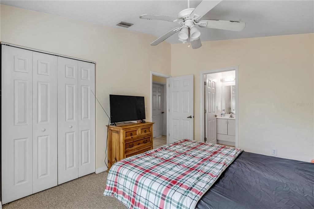 For Sale: $320,000 (2 beds, 2 baths, 980 Square Feet)