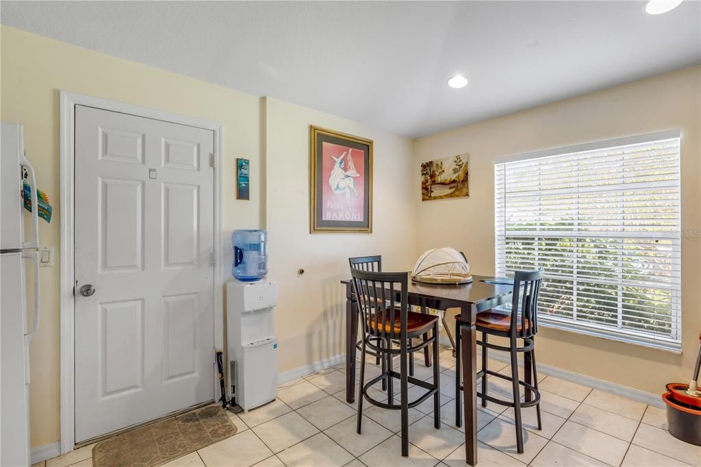 For Sale: $320,000 (2 beds, 2 baths, 980 Square Feet)