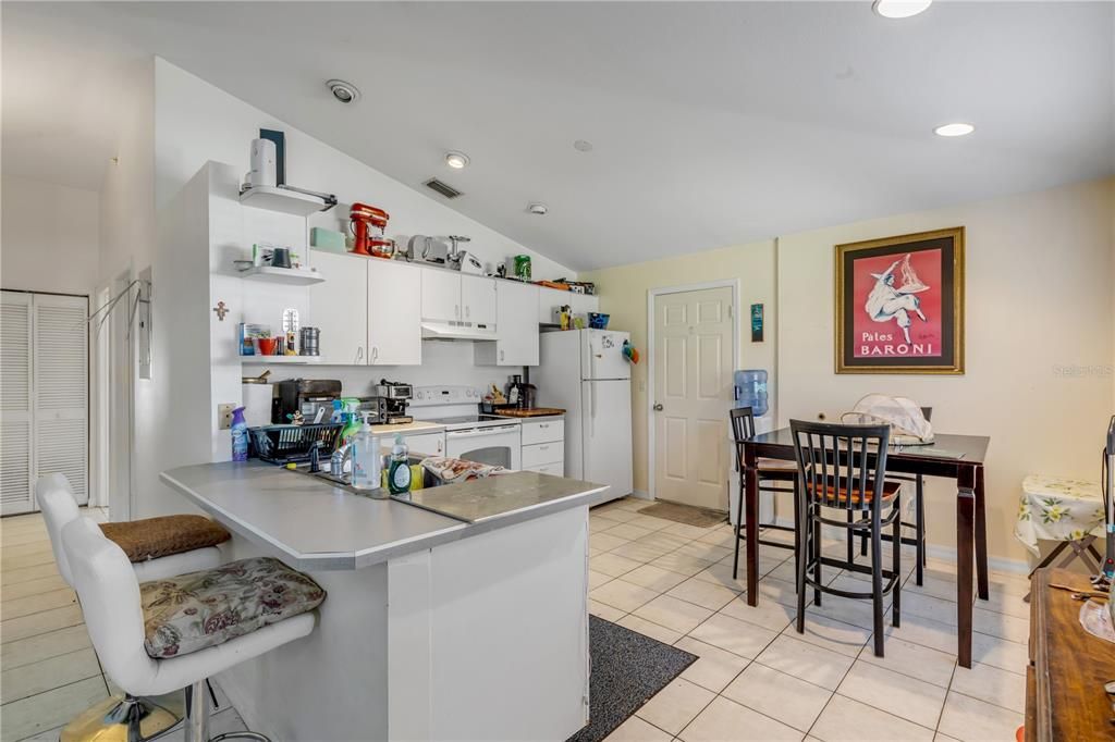 For Sale: $320,000 (2 beds, 2 baths, 980 Square Feet)