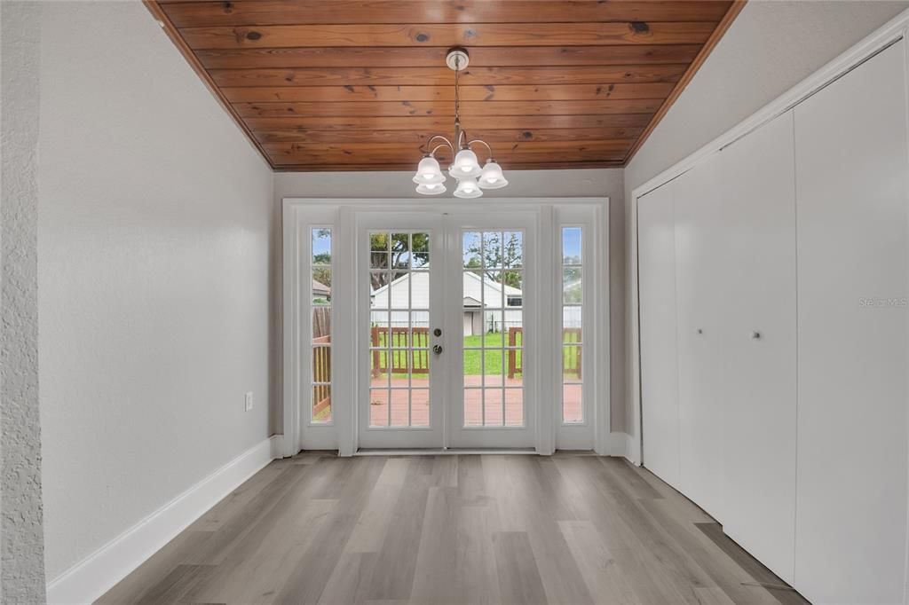 For Sale: $410,000 (4 beds, 1 baths, 1280 Square Feet)