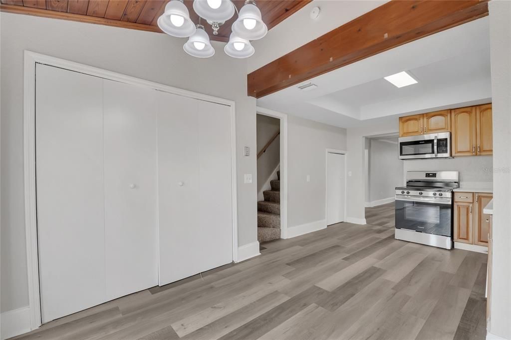 For Sale: $410,000 (4 beds, 1 baths, 1280 Square Feet)