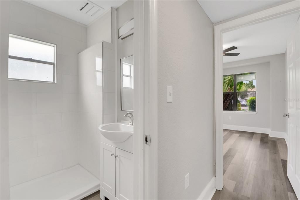 For Sale: $410,000 (4 beds, 1 baths, 1280 Square Feet)