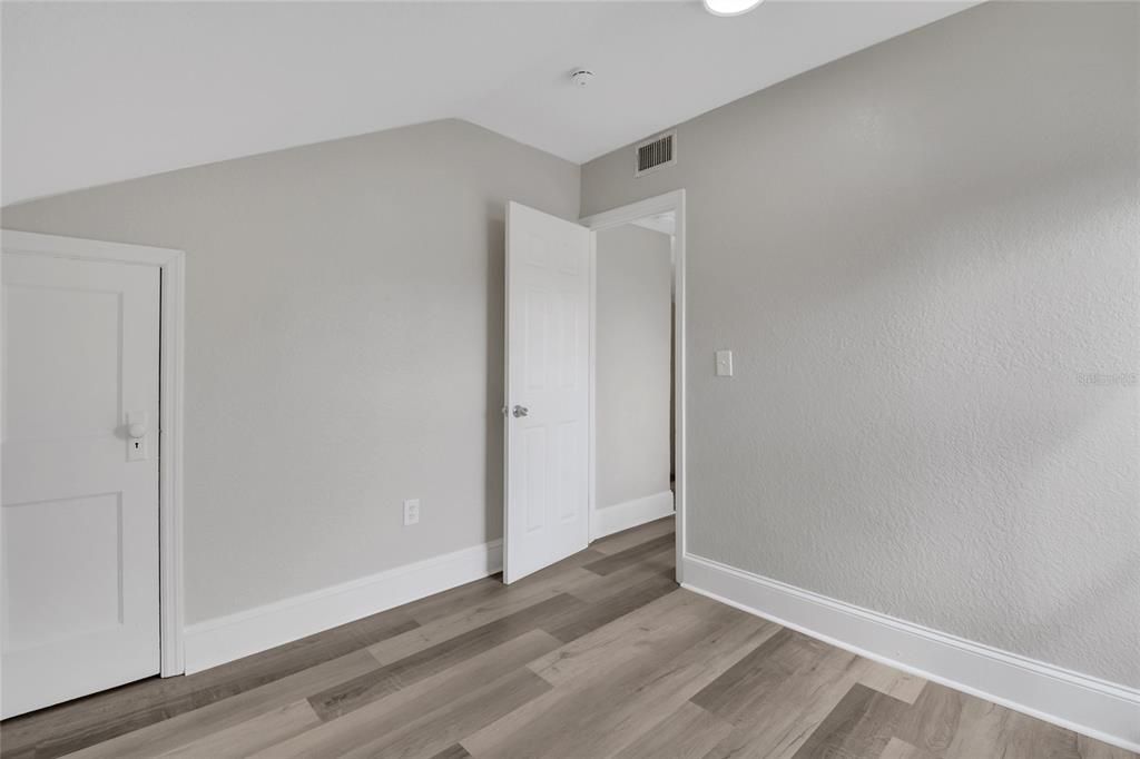 For Sale: $410,000 (4 beds, 1 baths, 1280 Square Feet)