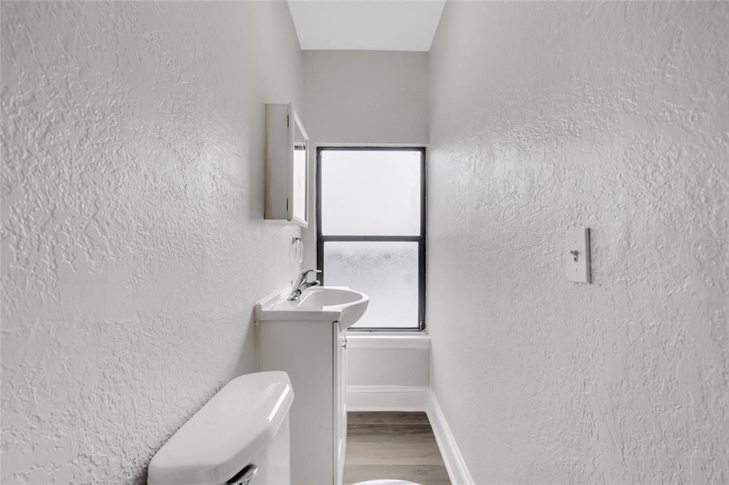 For Sale: $410,000 (4 beds, 1 baths, 1280 Square Feet)