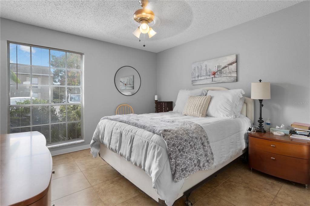 Active With Contract: $134,000 (2 beds, 2 baths, 984 Square Feet)