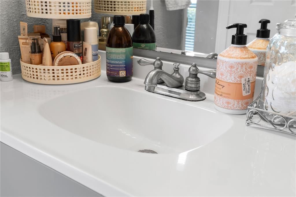 Active With Contract: $134,000 (2 beds, 2 baths, 984 Square Feet)