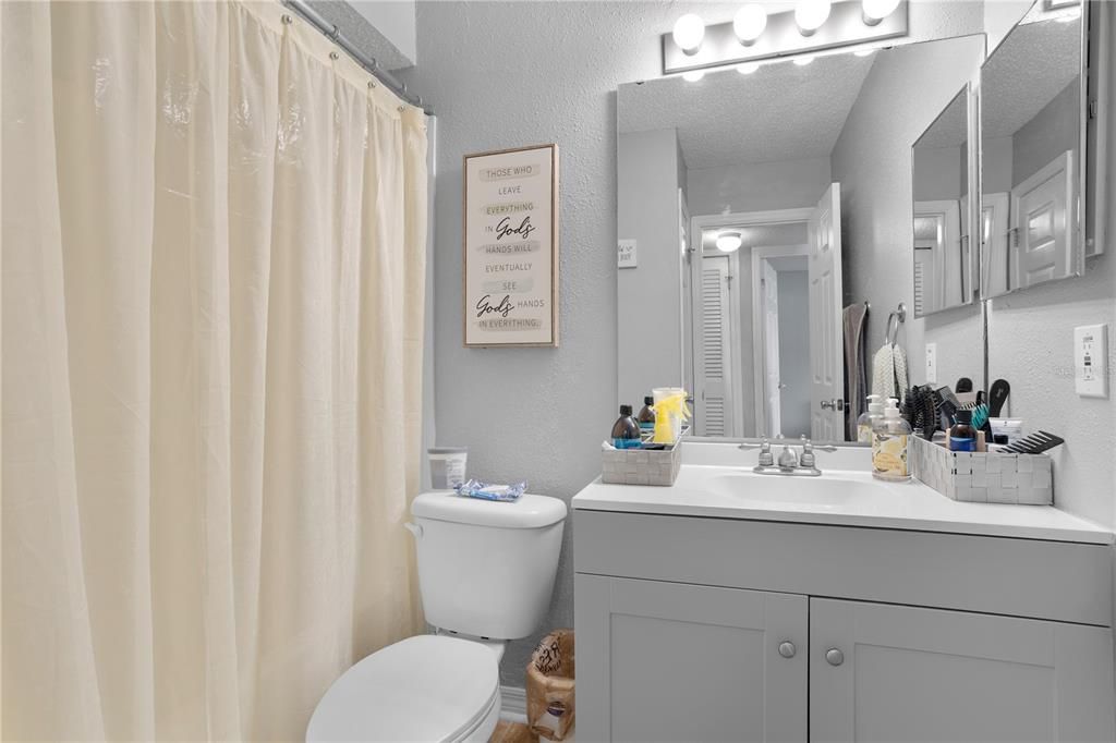 Active With Contract: $134,000 (2 beds, 2 baths, 984 Square Feet)