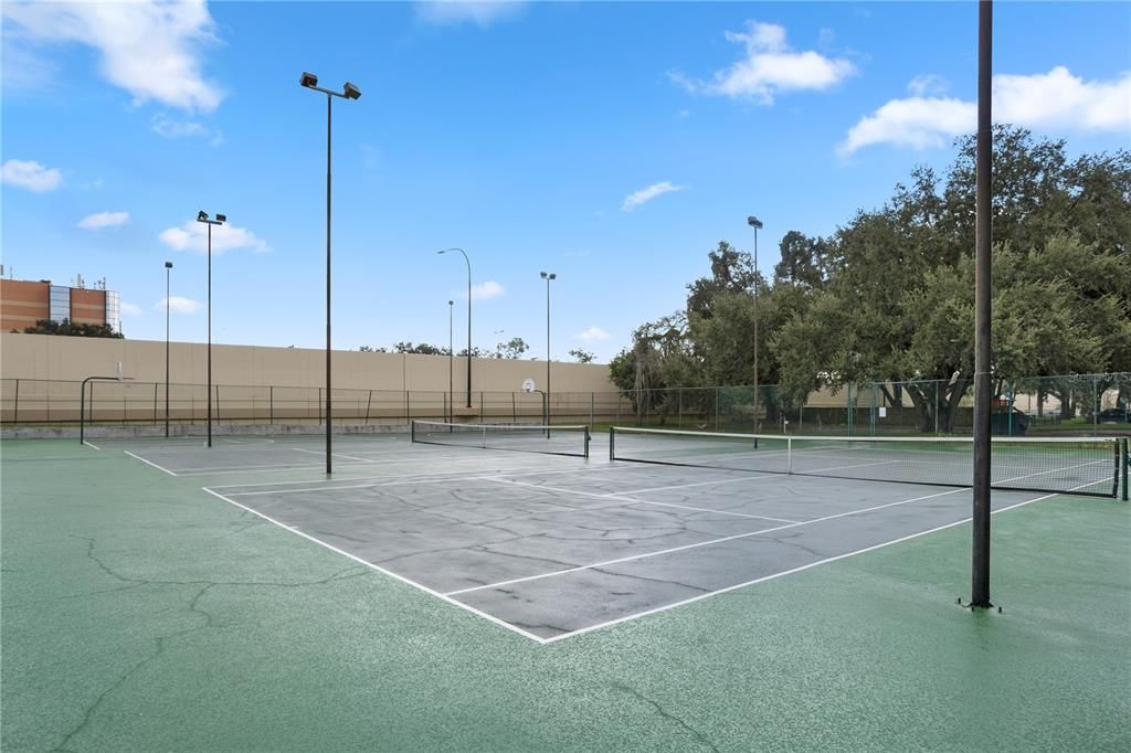 Active With Contract: $134,000 (2 beds, 2 baths, 984 Square Feet)