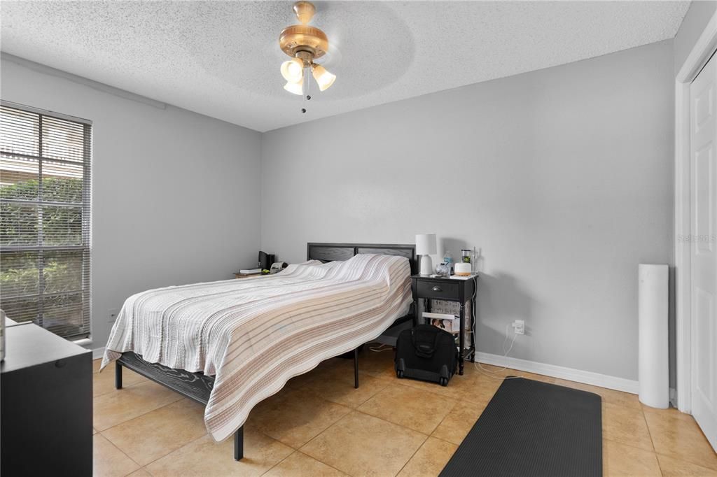 Active With Contract: $134,000 (2 beds, 2 baths, 984 Square Feet)