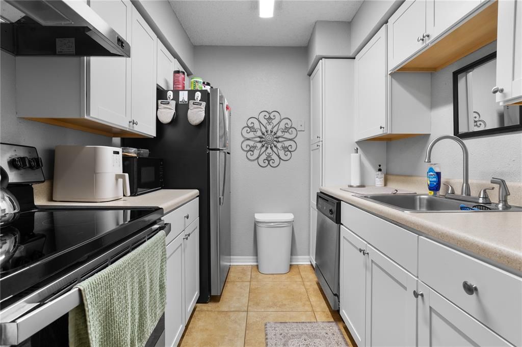 Active With Contract: $134,000 (2 beds, 2 baths, 984 Square Feet)