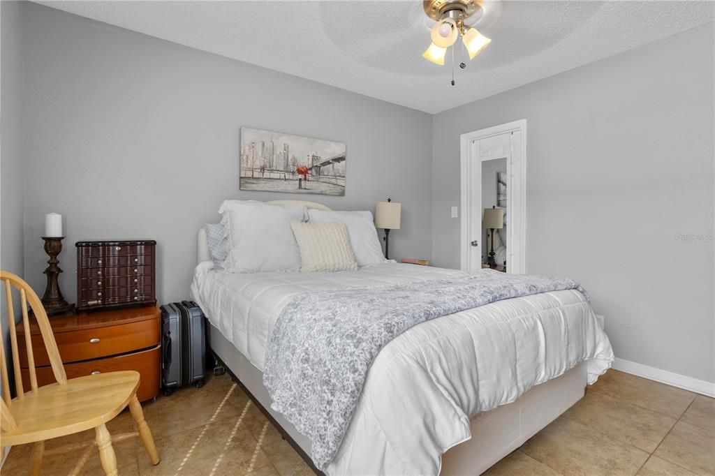 Active With Contract: $134,000 (2 beds, 2 baths, 984 Square Feet)